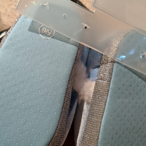 Disney Frozen 2 slippers - Picture 4 of 4